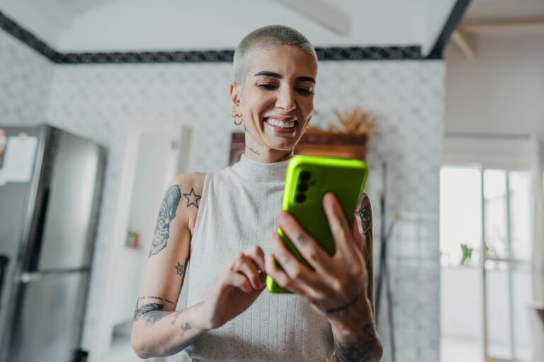 ruumero Zürich: Eine Frau sucht eine Wohnung online